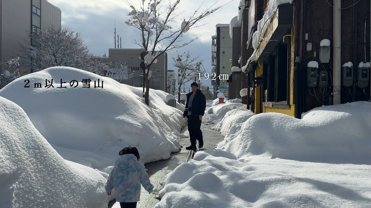 新年早々、豪雪災害に見舞われる青森市内の様子。
