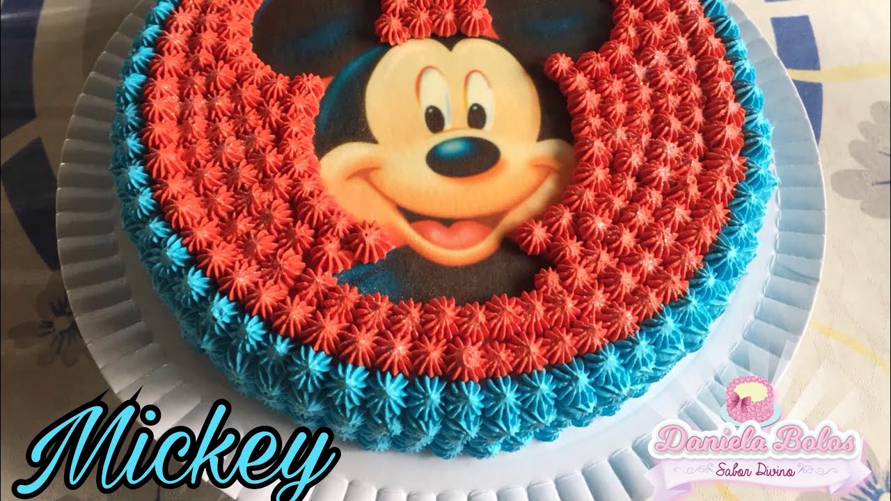 Confeitando bolo tema: mickey mouse