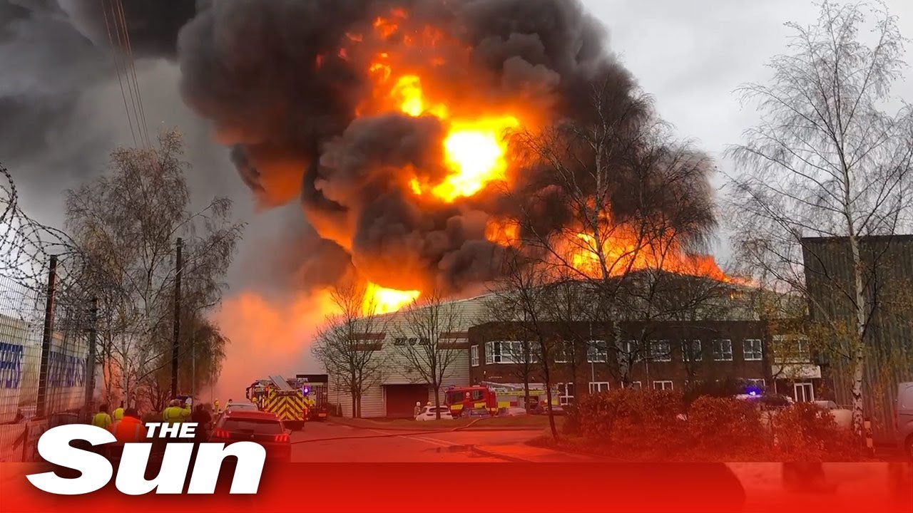 Firefighters battle HUGE blazing fire in Kidderminster