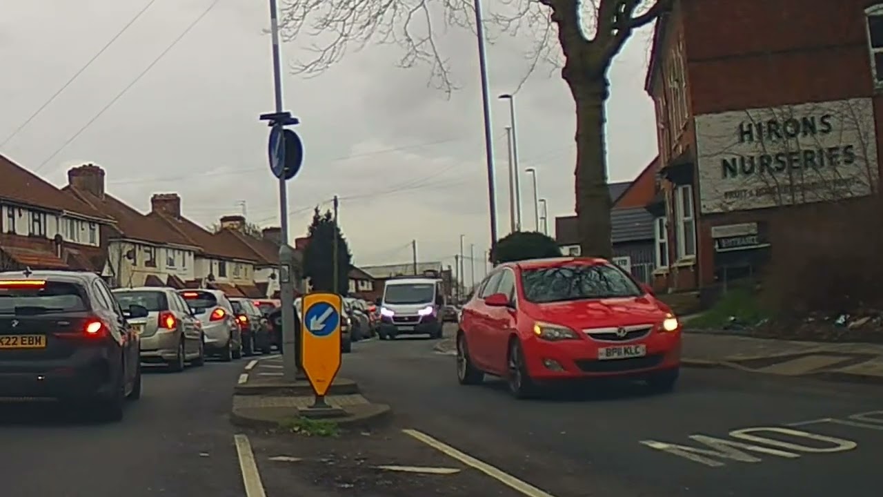 Queue jumper ends up blocking traffic