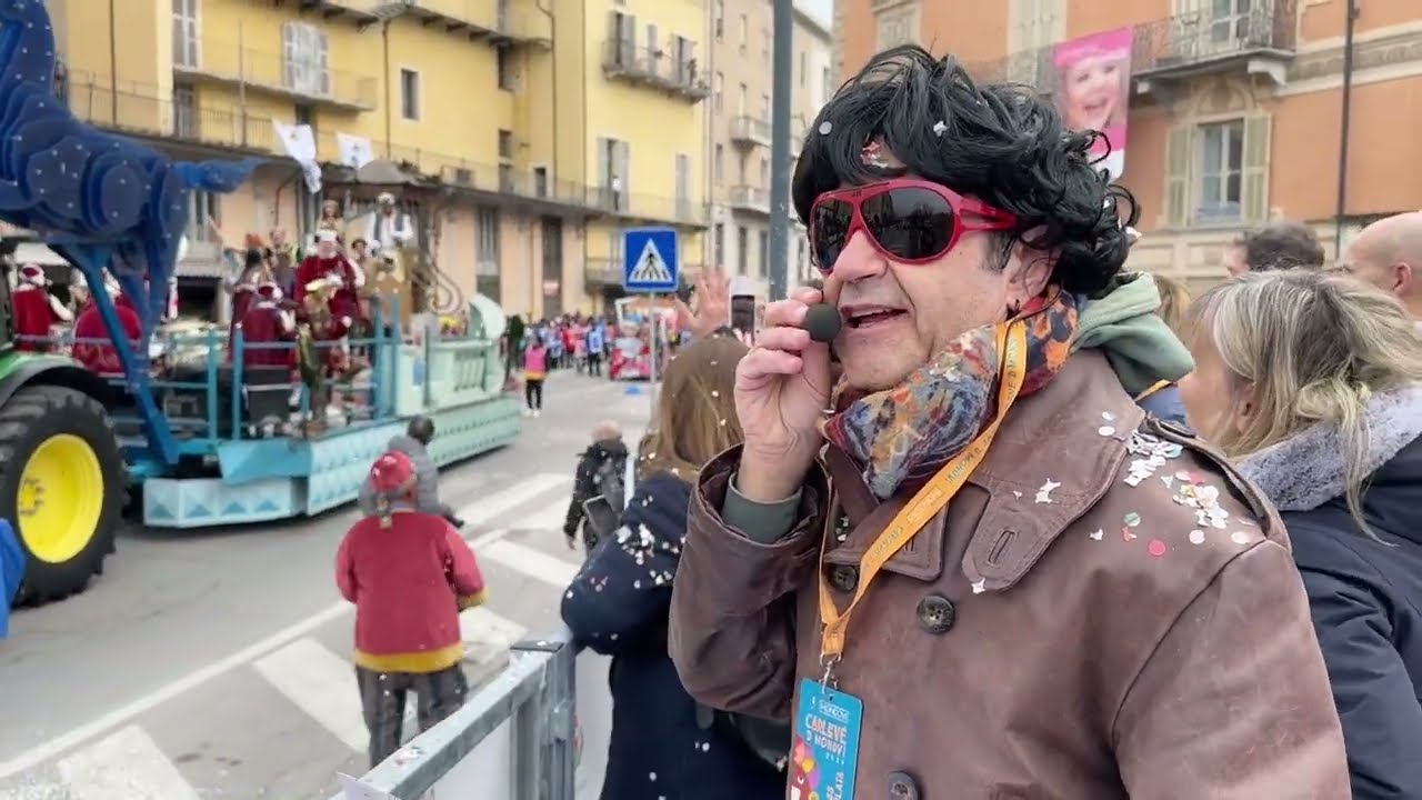 VIDEO /2 Carnevale di Mondovì: passa il carro del Moro