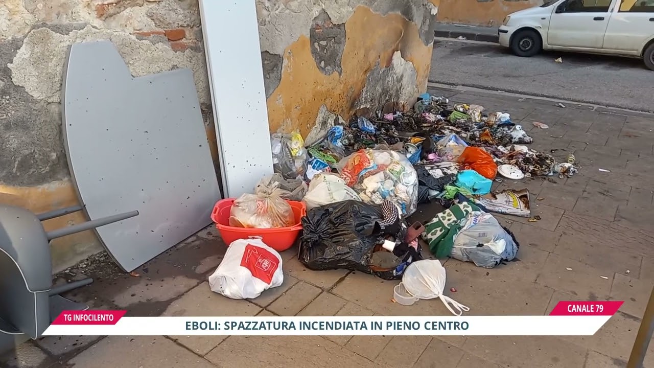 Paura a Eboli: spazzatura incendiata in pieno centro