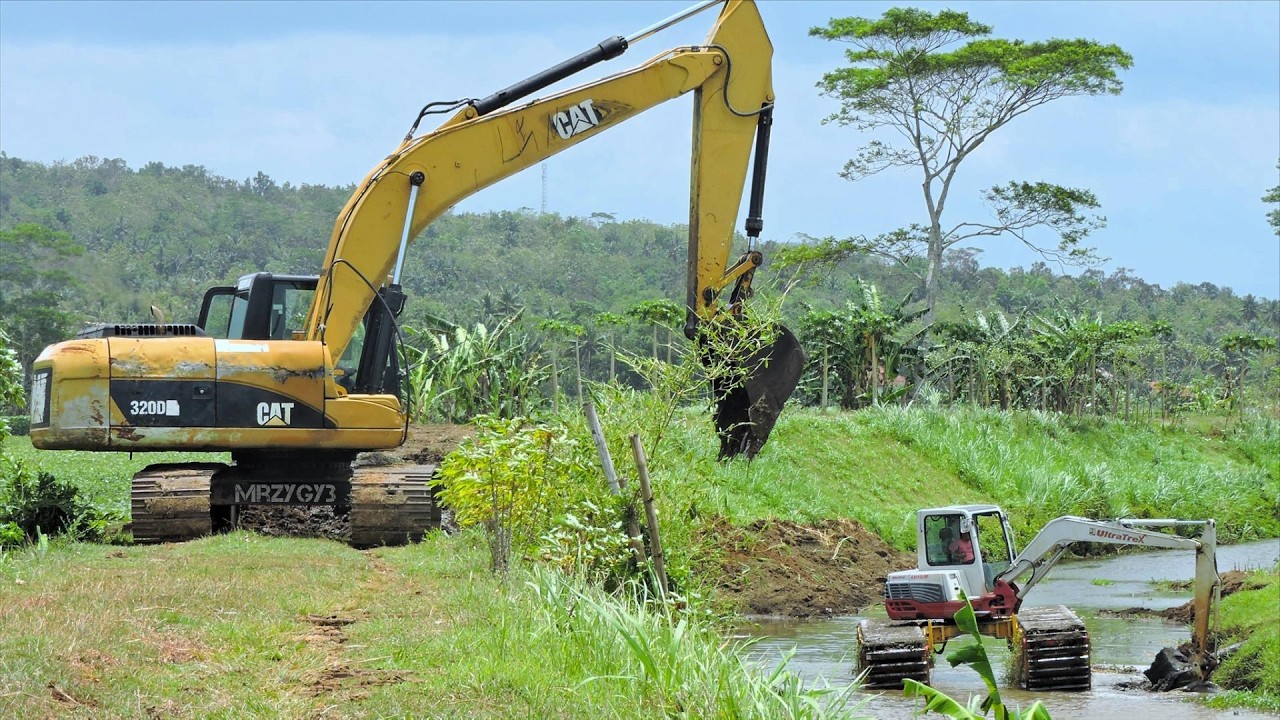 CAT 320D Takeuchi TB250 Excavator  Clearing Sedimentation From The River