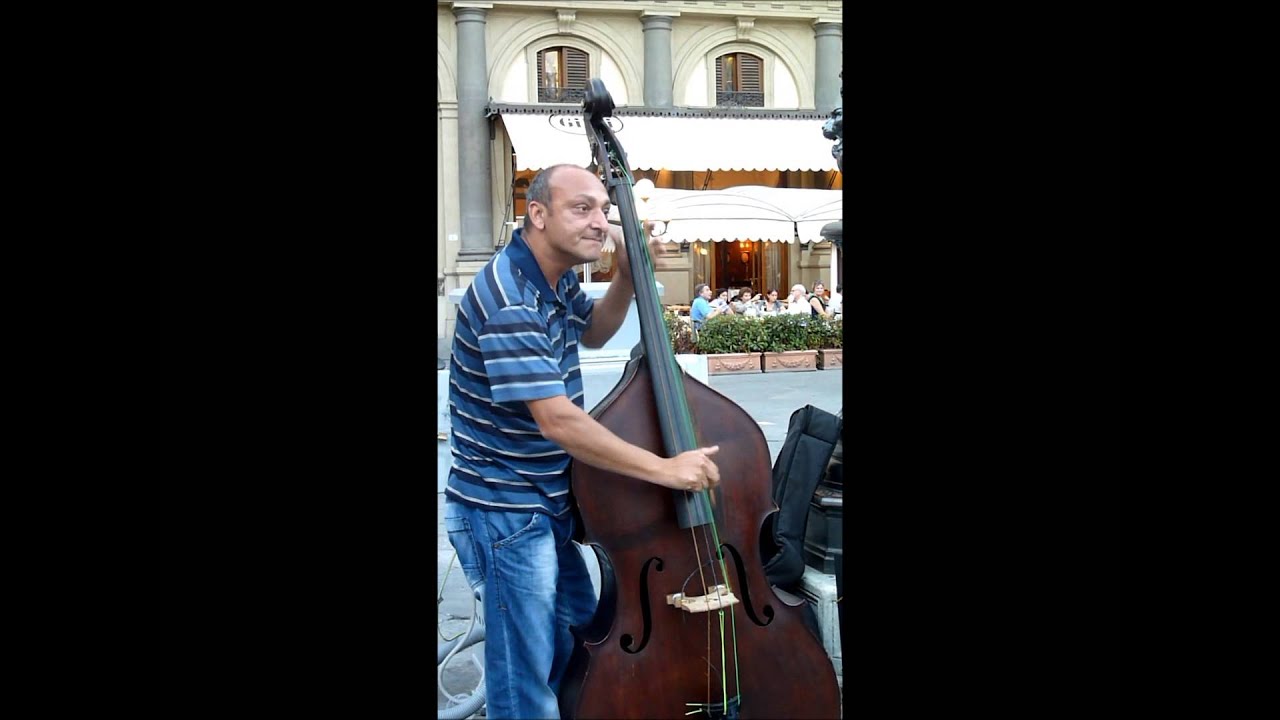 Italian Gypsy Jazz - I Will Survive - Street Music