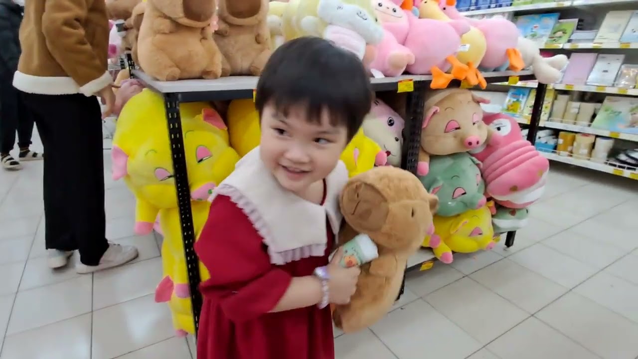 BẠN SUSU ĐI CHƠI TẾT.MUA SOCOLA VÀ KẸO