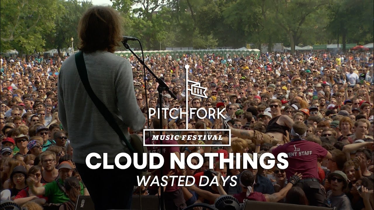 Cloud Nothings perform 