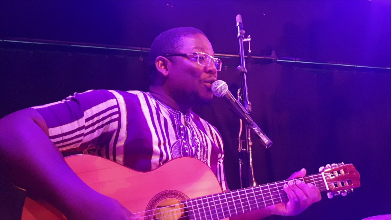 LILY (Pierre Perret) Eyo'nle dans valse à Cotonou