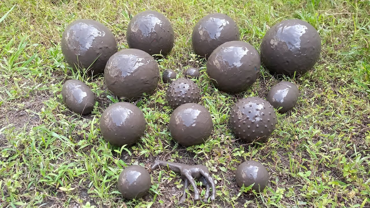 Menemukan bola kotor berlumpur ! bola emoji, bola basket, bola sepak, bola warna warni, bola berduri