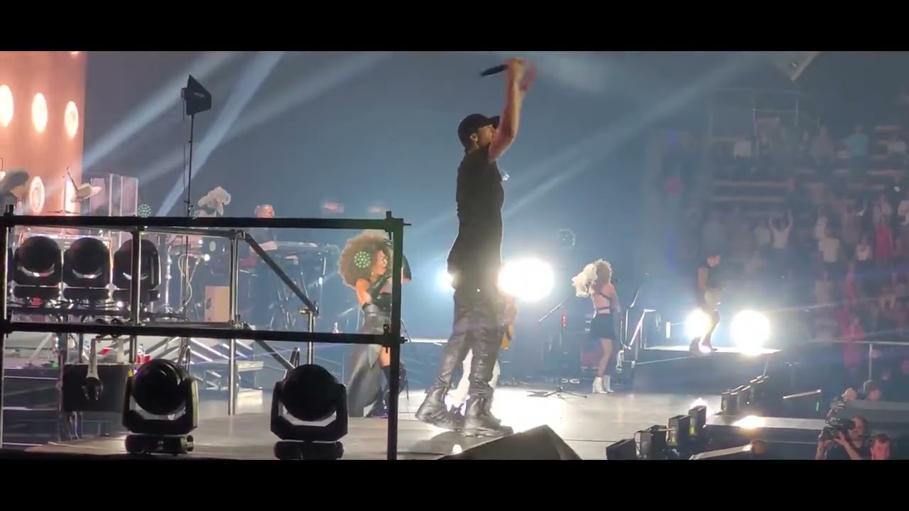 Enrique Iglesias  Performing On Stage at 