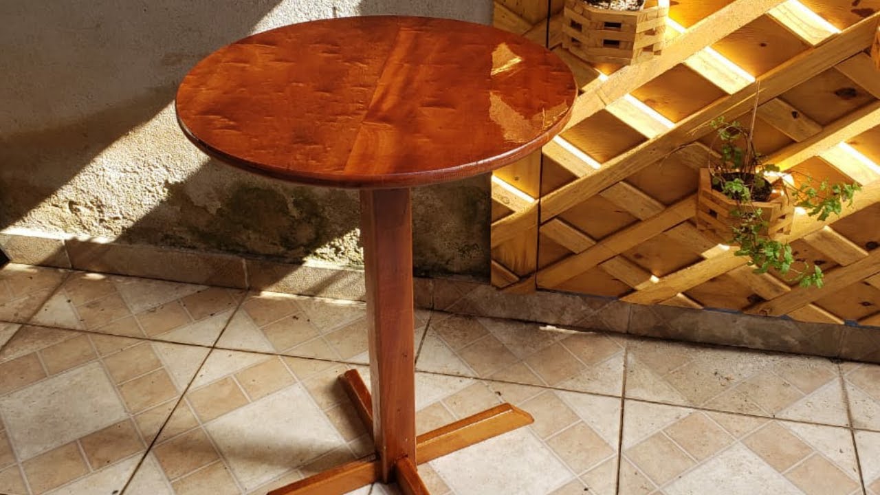 MESA BISTRÔ, FEITA COM GARAPEIRA, ACABAMENTO EM VERNIZ PU.