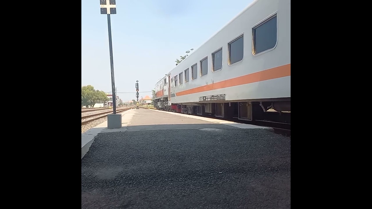 keberangkatan ka dhoho dari stasiun mojokerto.  #keretaapi #subscribe #kadhoho  #railfansindonesia
