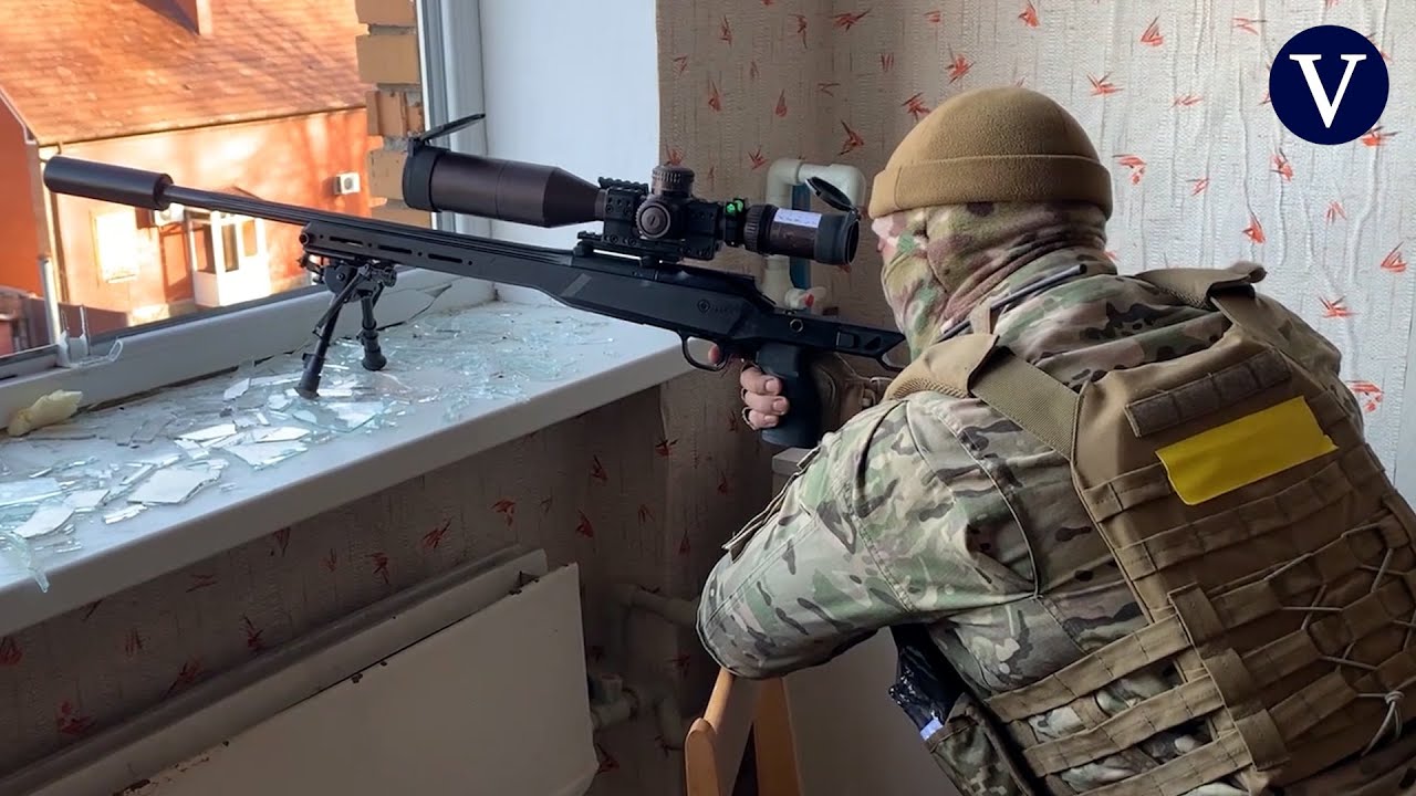 La secuencia de un francotirador ucraniano disparando en un combate urbano en Bajmut