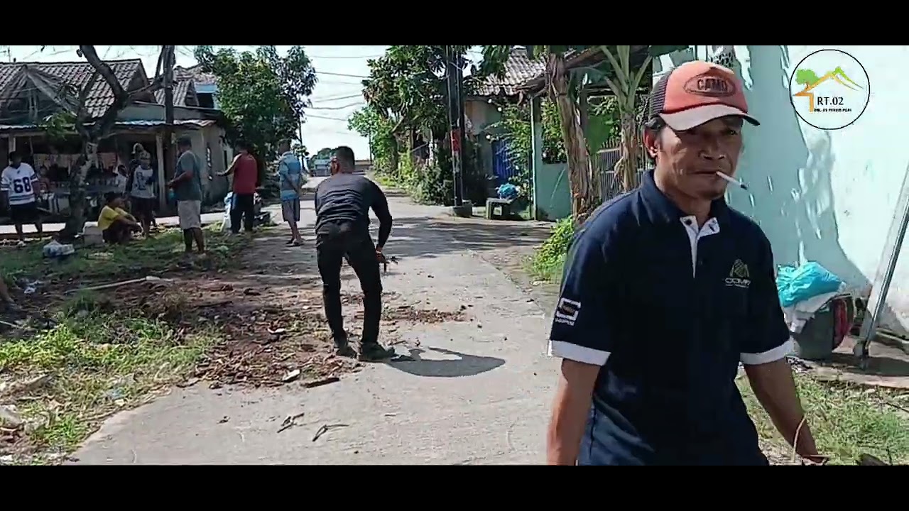 Bersih - bersih Lingkungan Perum PGRI