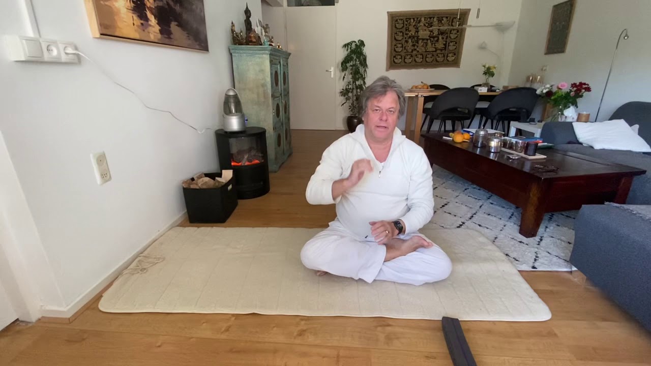 Backmitra yoga onder rug korte versie