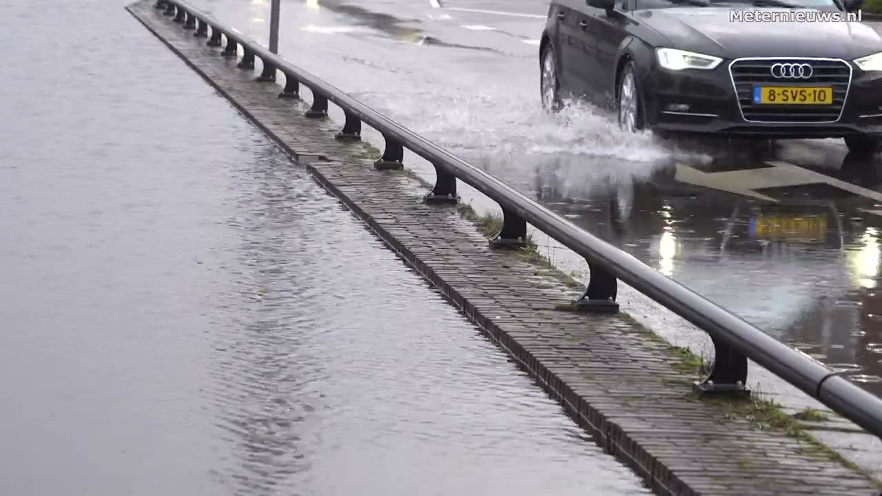 Drentse hoofdvaart buiten de oevers in Bovensmilde