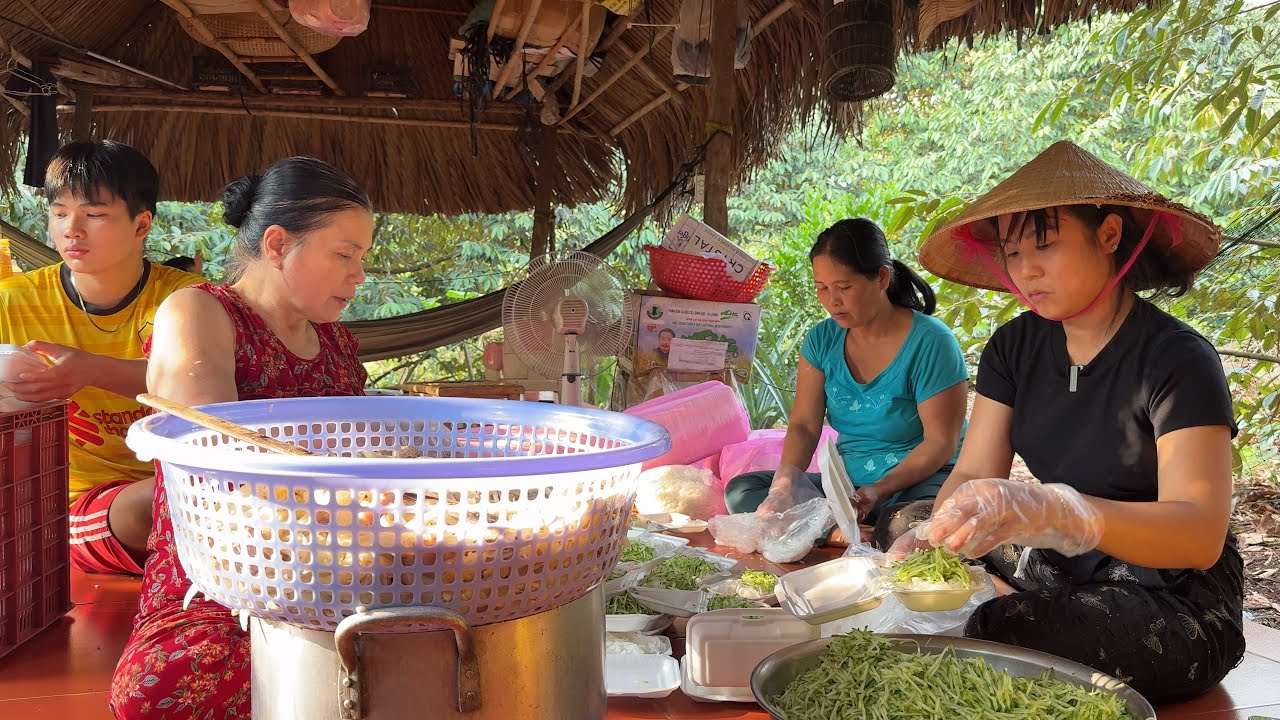 Bà Con Hàng Xóm phụ làm bún thịt xào bà con hay tin đứng đợi từ sớm | TNCM