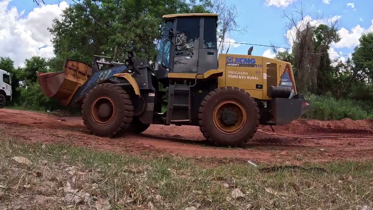PÁ CARREGADEIRA ENCHENDO DE TERRA O CAÇAMBA PREFEITURA #wheelloader #loader 