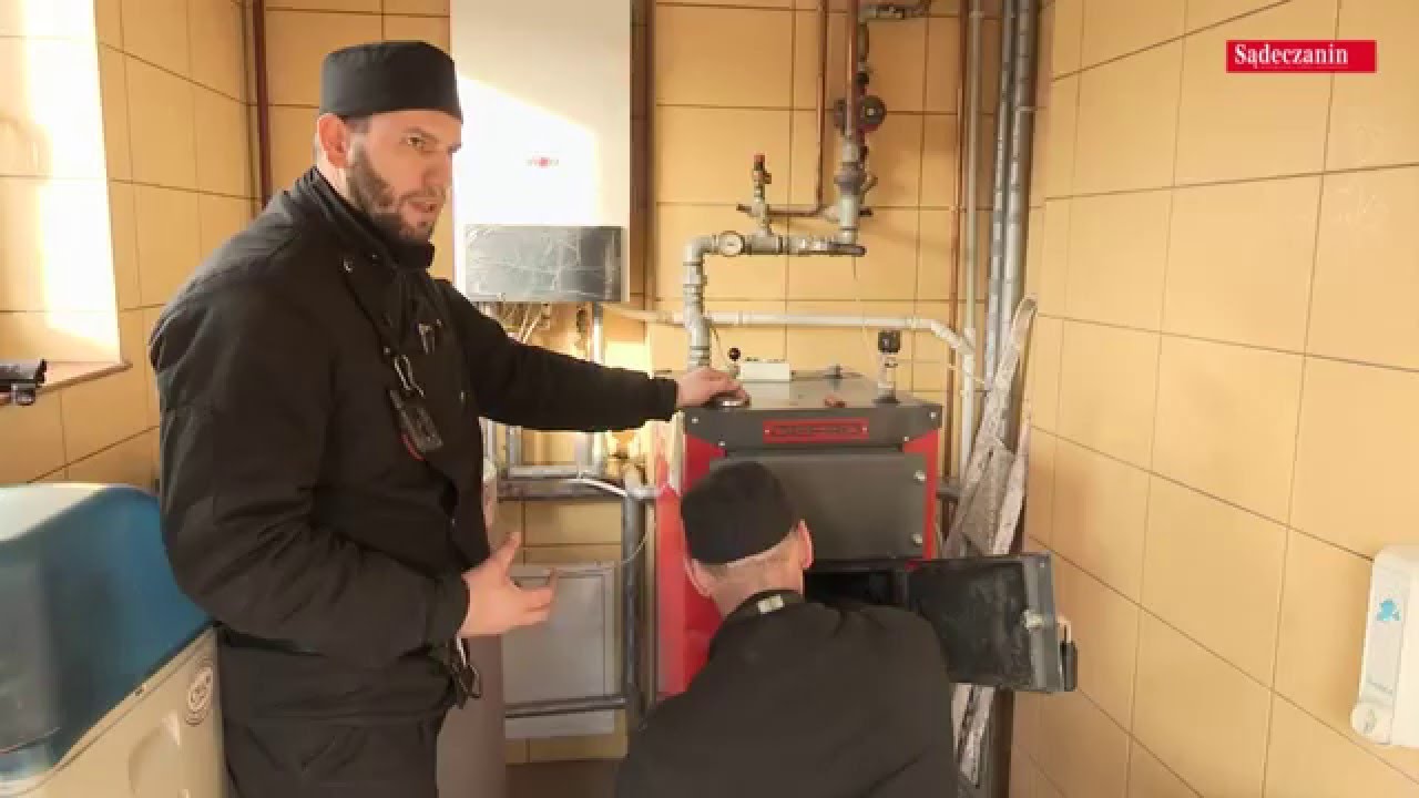 Kominiarz radzi jak taniej palić w piecu i nie kopcić