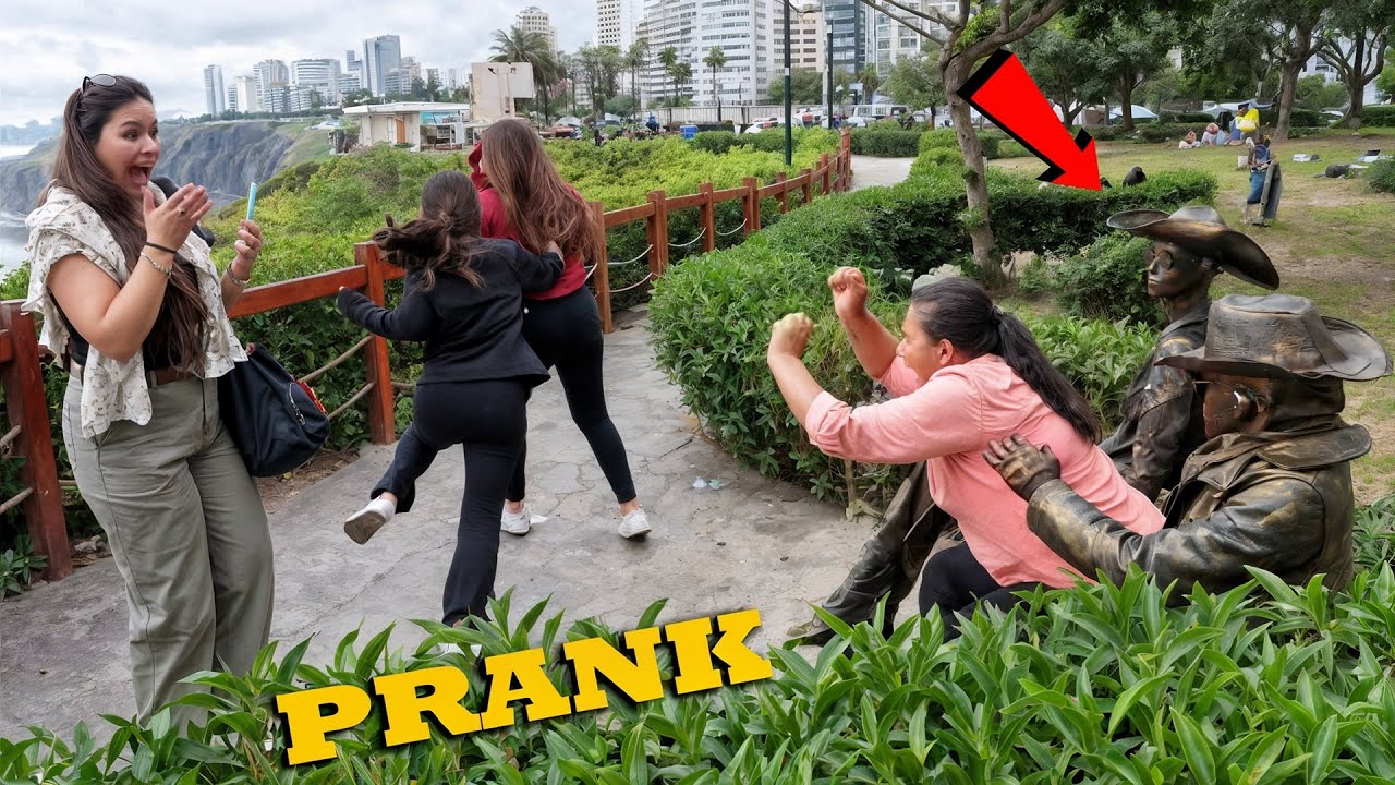 People think they are statues but they get a tremendous surprise 😬🤣