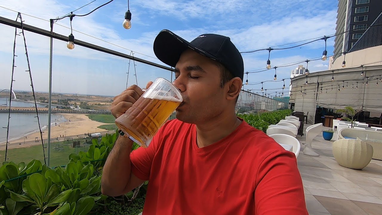 බියර් පොදක් තොල් වියලෙන පිපාසෙට... Pint of Carlsberg at One Galle Face Mall, Colombo, Sri Lanka 🇱🇰
