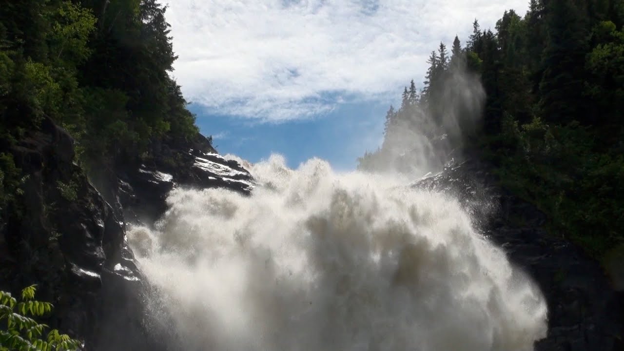 Le passé industriel du Québec : la production de pulpe à papier à Val Jalbert.