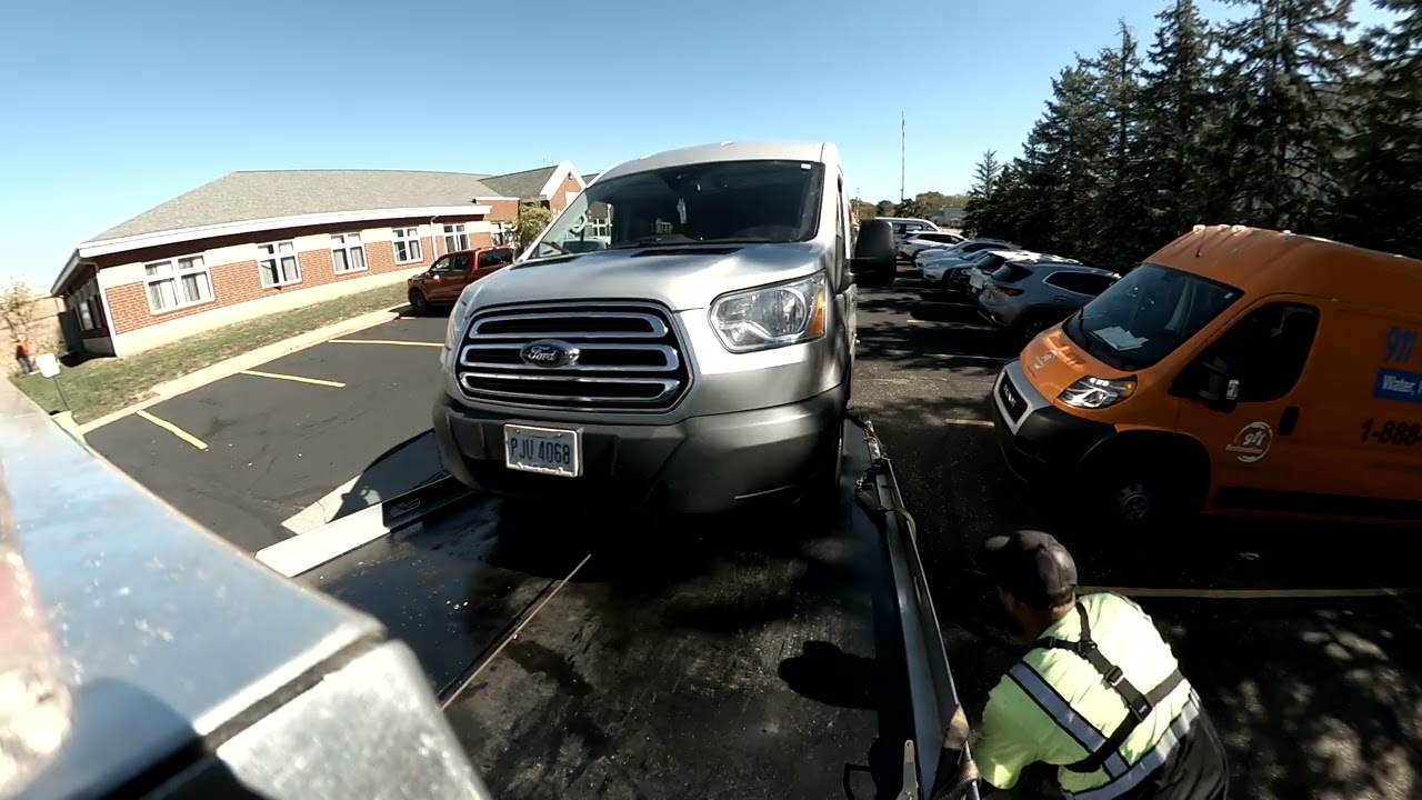 Транспортный автомобиль Ford чуть не лишился колеса.