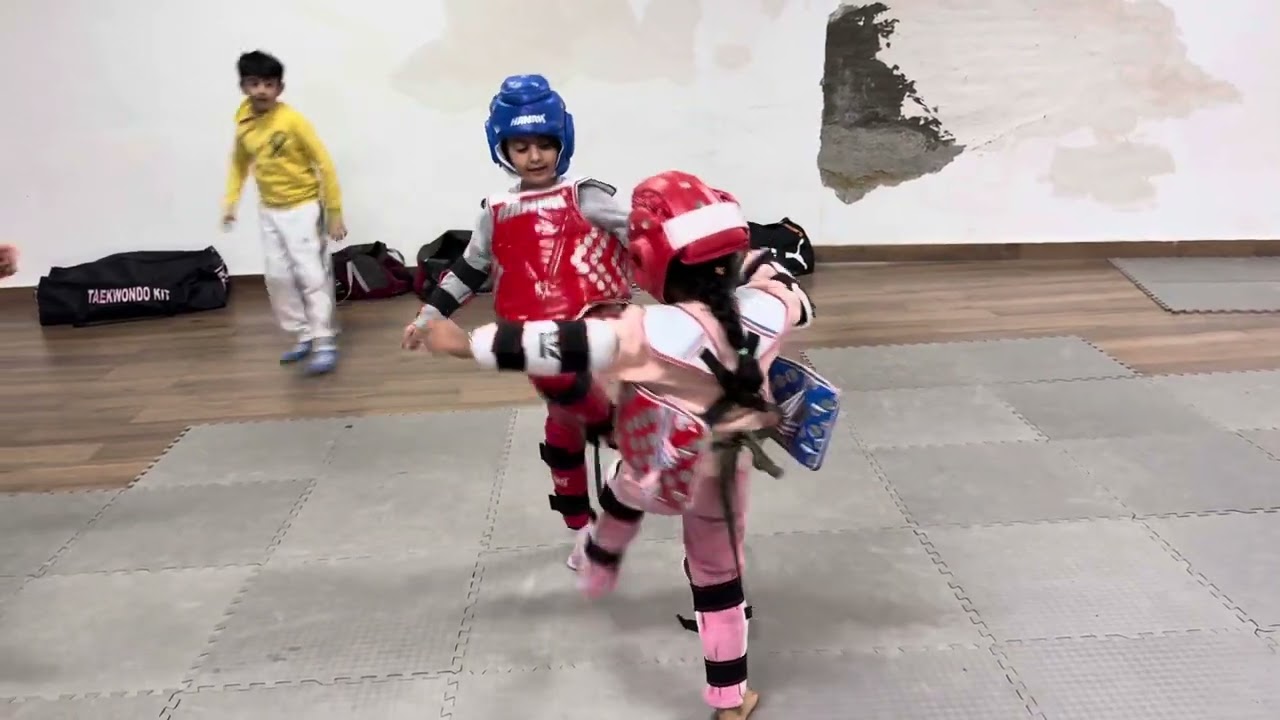 Mehr giving fight to her friend Mehr❤️