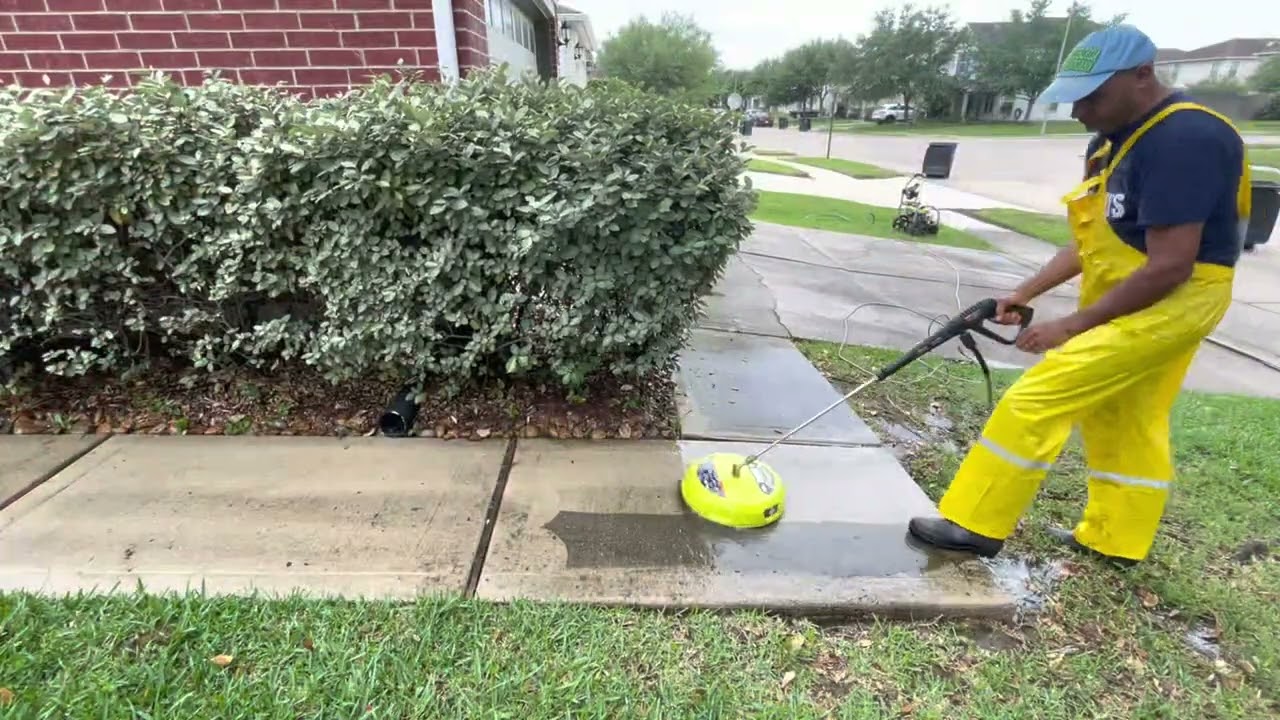How to pressure wash a concrete Driveway -  Como lavar a presión el concreto del garage de la casa.