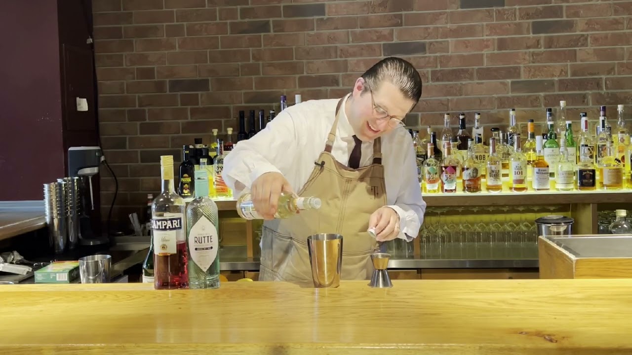 Sommerdrink: Der Enzoni - Eine Art Negroni Sour mit frischen Trauben. Damn Yummy Baby