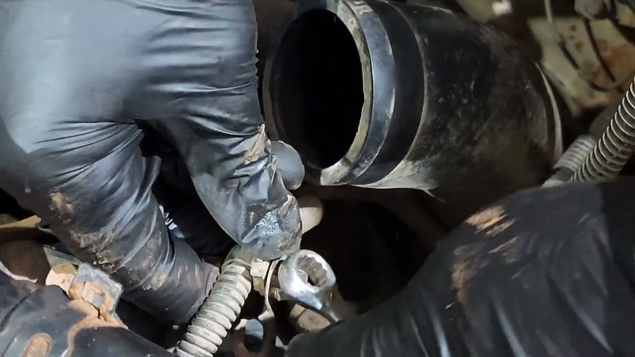 How to replace the starter motor on a V8 78 series LandCruiser (VDJ78)