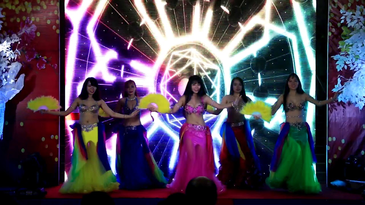 Haifa Wehbe Agoul Ahwak. “Belly dance Sarah”