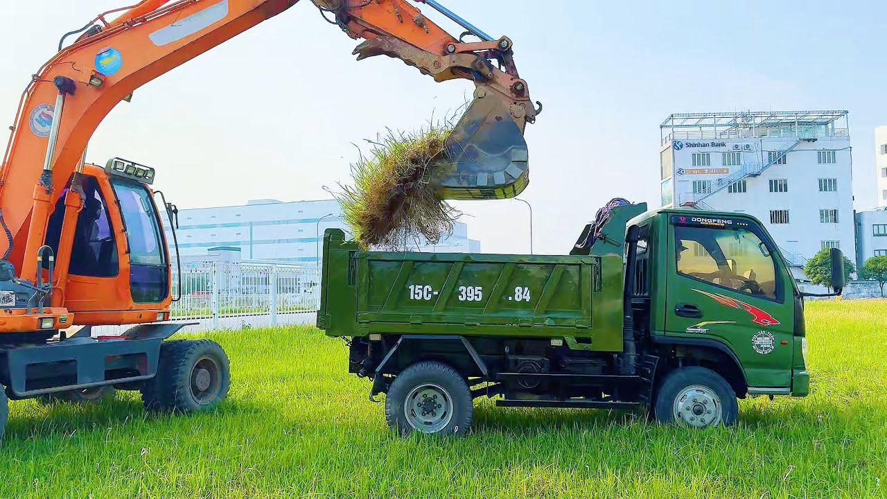 M&aacute;y x&uacute;c, xe ben, xe trộn b&ecirc; t&ocirc;ng l&agrave;m việc tại c&ocirc;ng trường - Excavator truck
