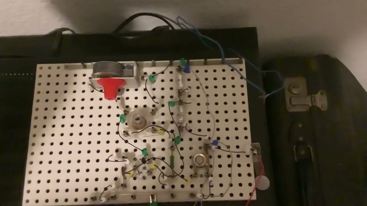 Mittelwellenprüfsender aus DDR—Elektronikbaukasten am Receiver mit Frequenzanzeige