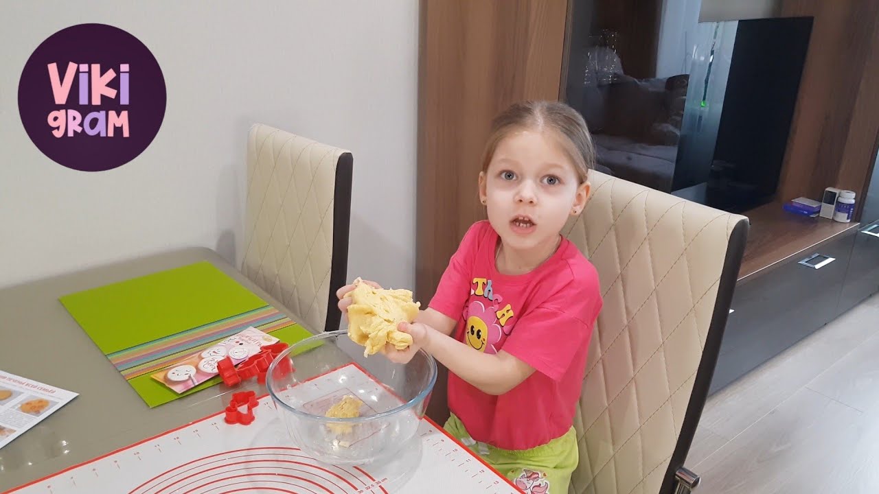 Вика и ее папа пекут и раскрашивают печенье вместе!