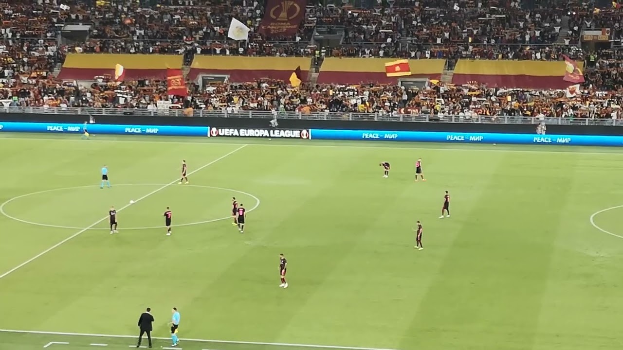 Roma Helsinki: emozionante Roma Roma Roma cantata dall'intero stadio a cappella