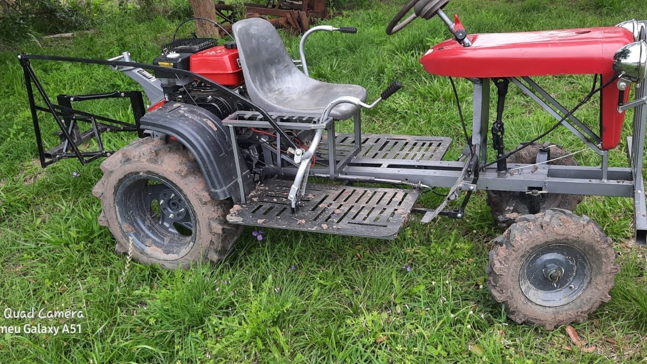 lavrando terra com tratorito marca branco sem o pino de segurança. não cai a enxada rotativa