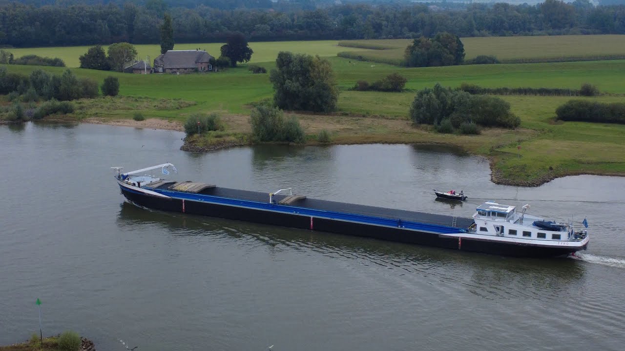 De AUTO staat in het RUIM van de TYRO uit Nieuwegein.