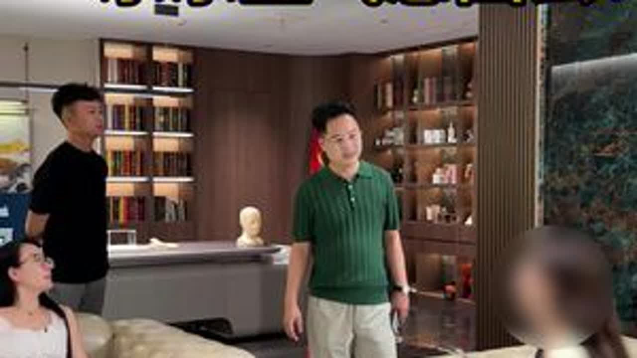 儿子们放假了想让爸爸陪着出去玩，想着大儿子9月份也该上小学了，有这个心愿必须满足，所以 给老杨打了个电话 他也同意了，结果…等到最后天黑了他还没忙完，还遇到了她的助理阴阳怪气的说话，我觉得她是小...