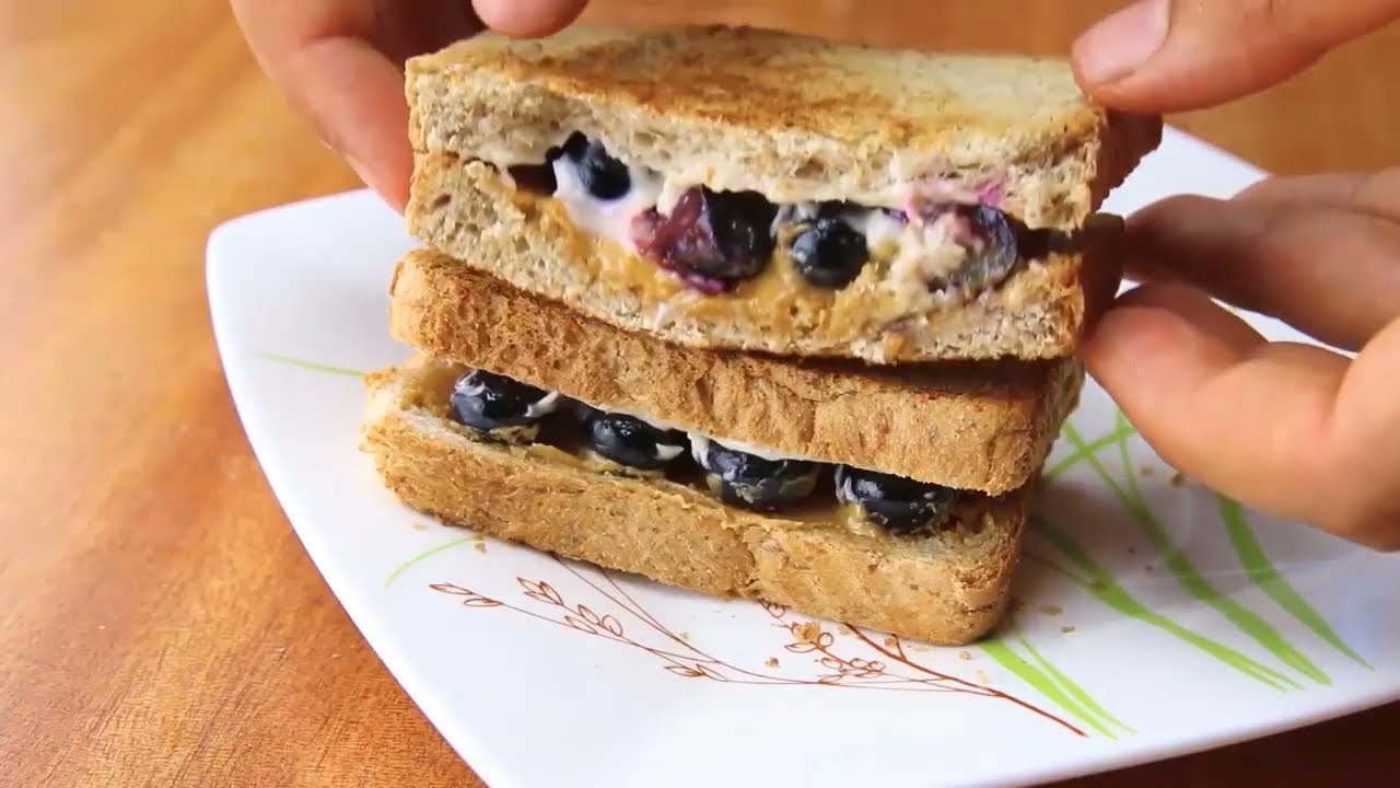 CREAMY BLUEBERRY SANDWICH