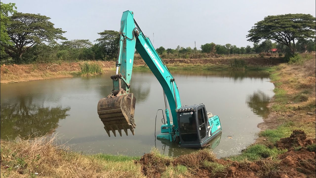 รถขุด ลื่นตกสระน้ำจะช่วยได้หรือไม่มาดู.? Accident Excavator  KOBELCO SK200 Ta! CAT320B