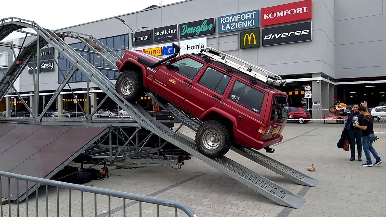 Mobilny tor off road | Jeep Cherokee | Atrakcja na event motoryzacyjny | Moto show