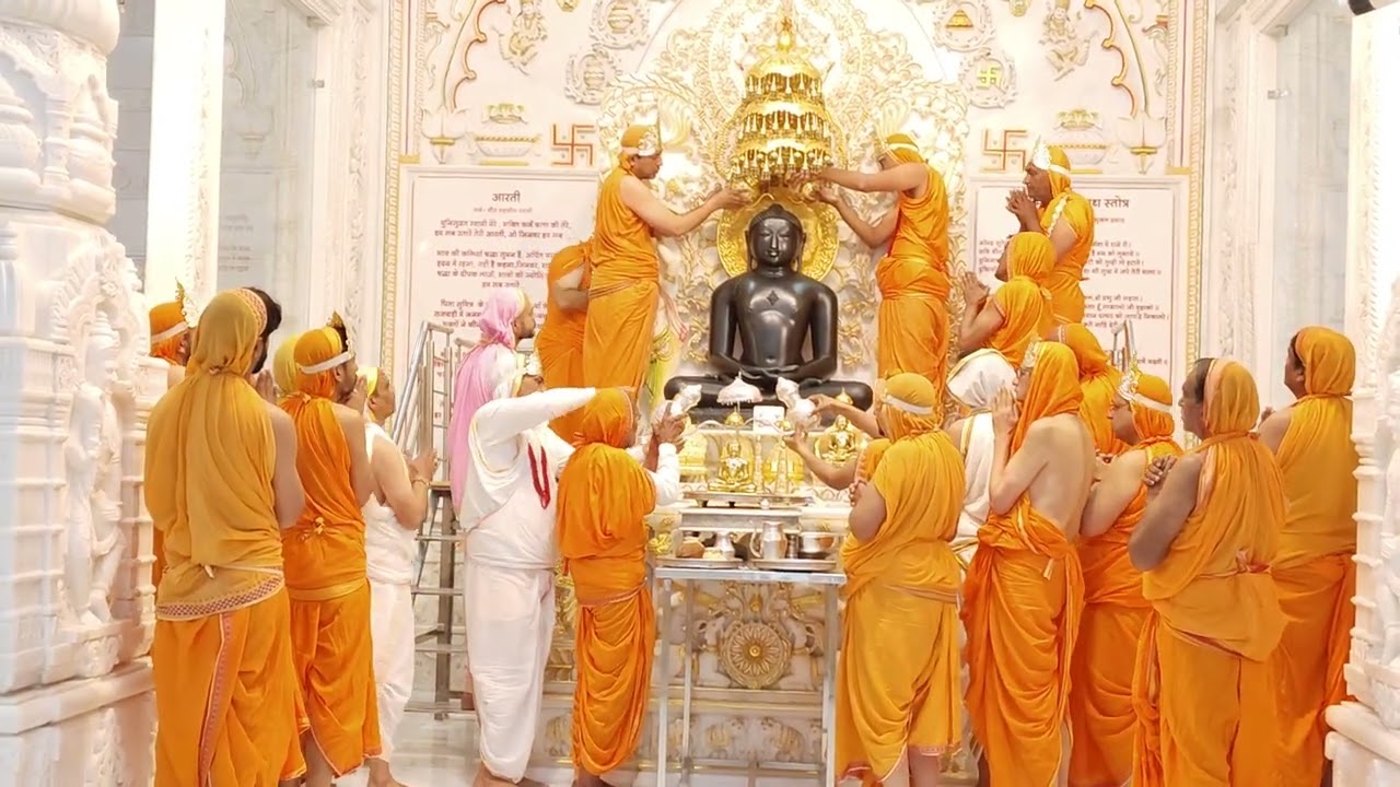 January 31, 2026 जहाजपुर में मुनिश्री सुप्रभात सागर महाराज जी शांति धारा करते हुए