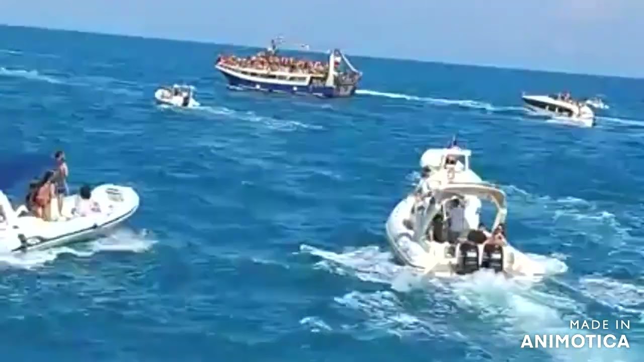 Tra le onde del mare, la luce di San Basso illumina Termoli