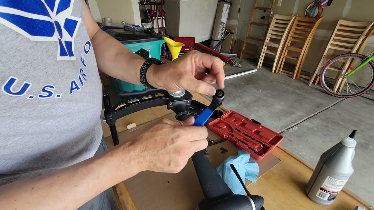 filling Hoodoo kayak pedal drive with gear lube.