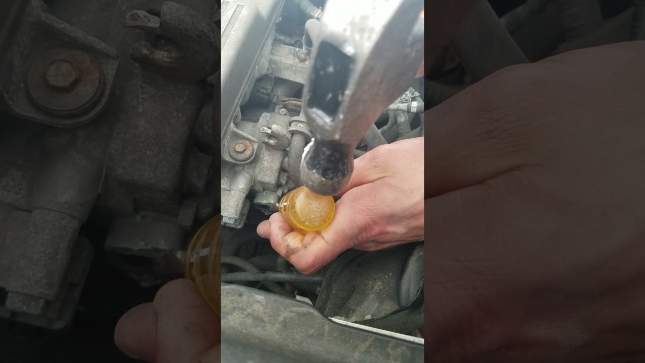 How to remove TPS on a 01 Honda CRV (THROTTLE POSITION SENSOR) REMOVED PT.1