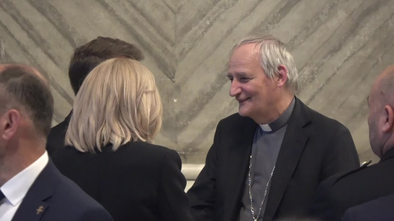 L'abbraccio tra Macron e Zuppi nella Basilica di San Pietro