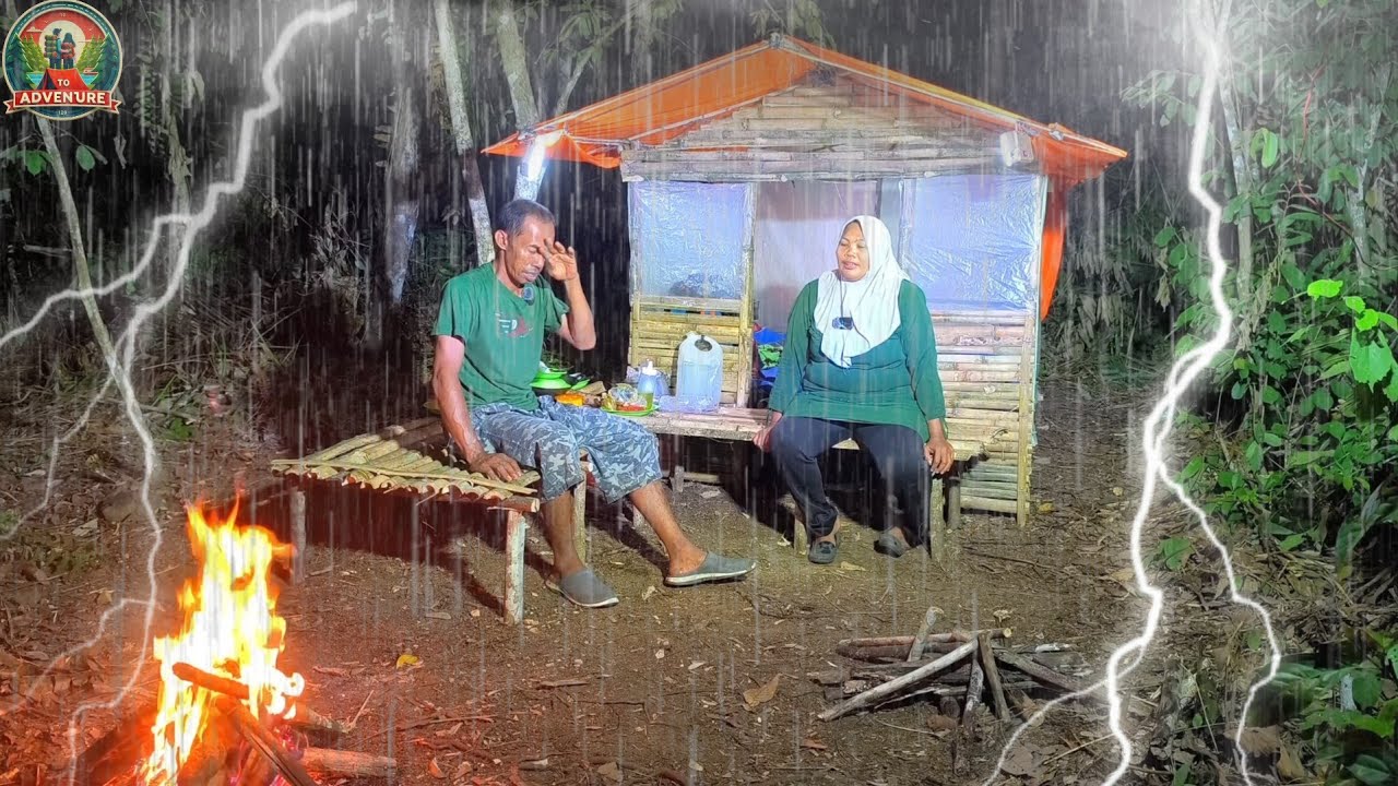 Camping hujan deras.suami istri bertahan hidup di hutan, berburu dan memancing untuk bertahan hidup