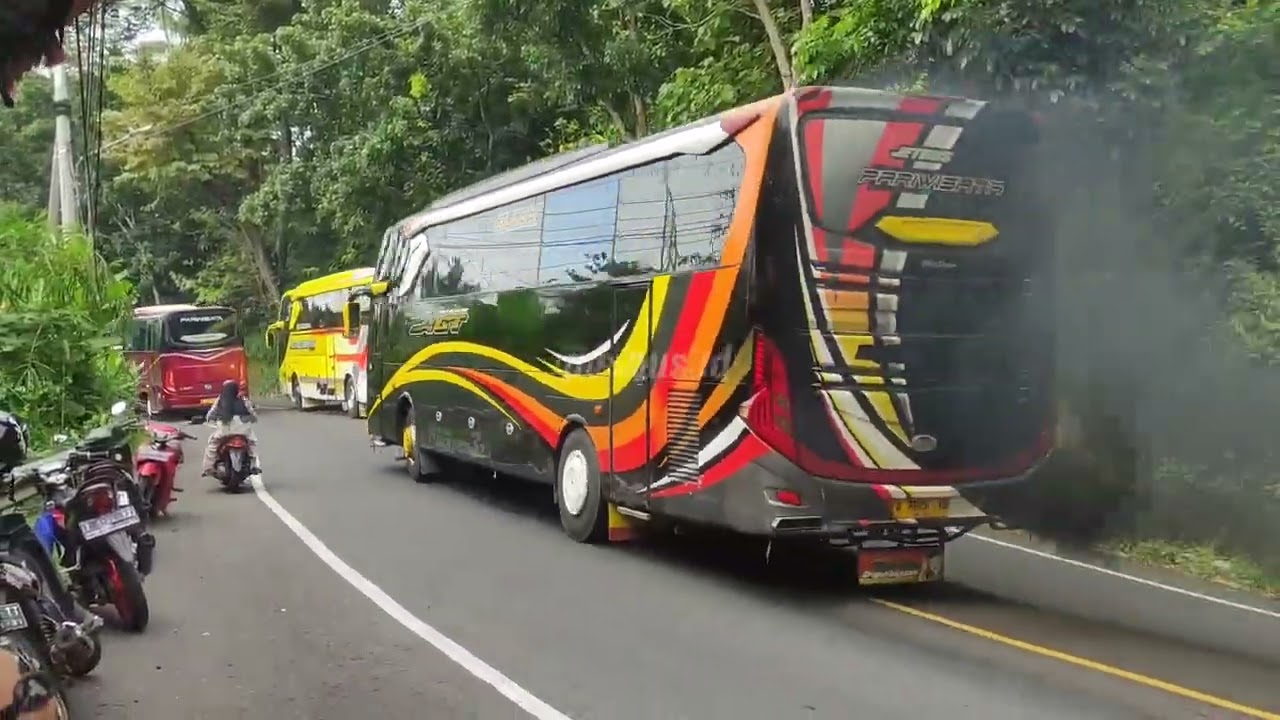 Mobil bus telolet ngebul saat di tanjakan