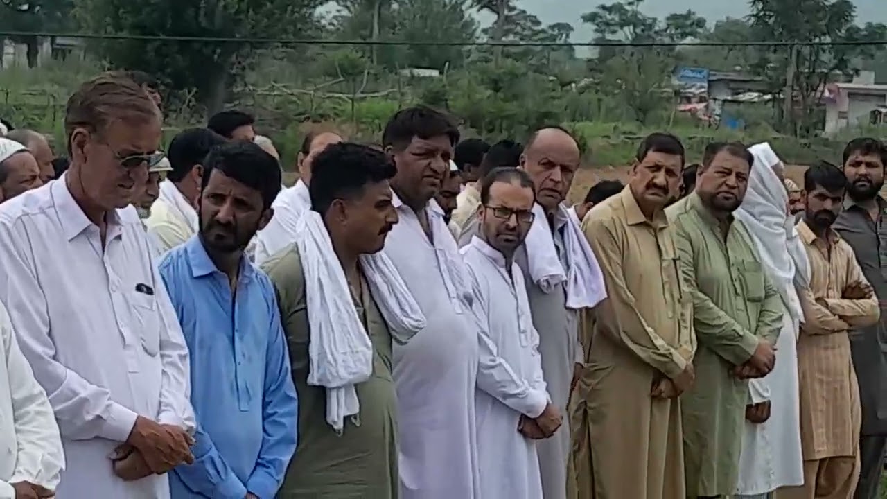 مولانا قاری محمد امین نماز جنازہ کے اجتماع سے خطاب کرتے ہوئے