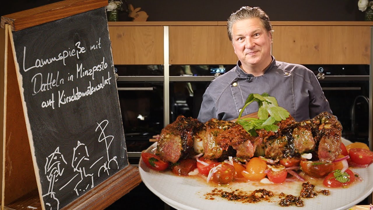 Lammspieße mit Datteln in Minzpesto auf Kirschtomatensalat - Eine Osteridee | Das schnelle Gericht